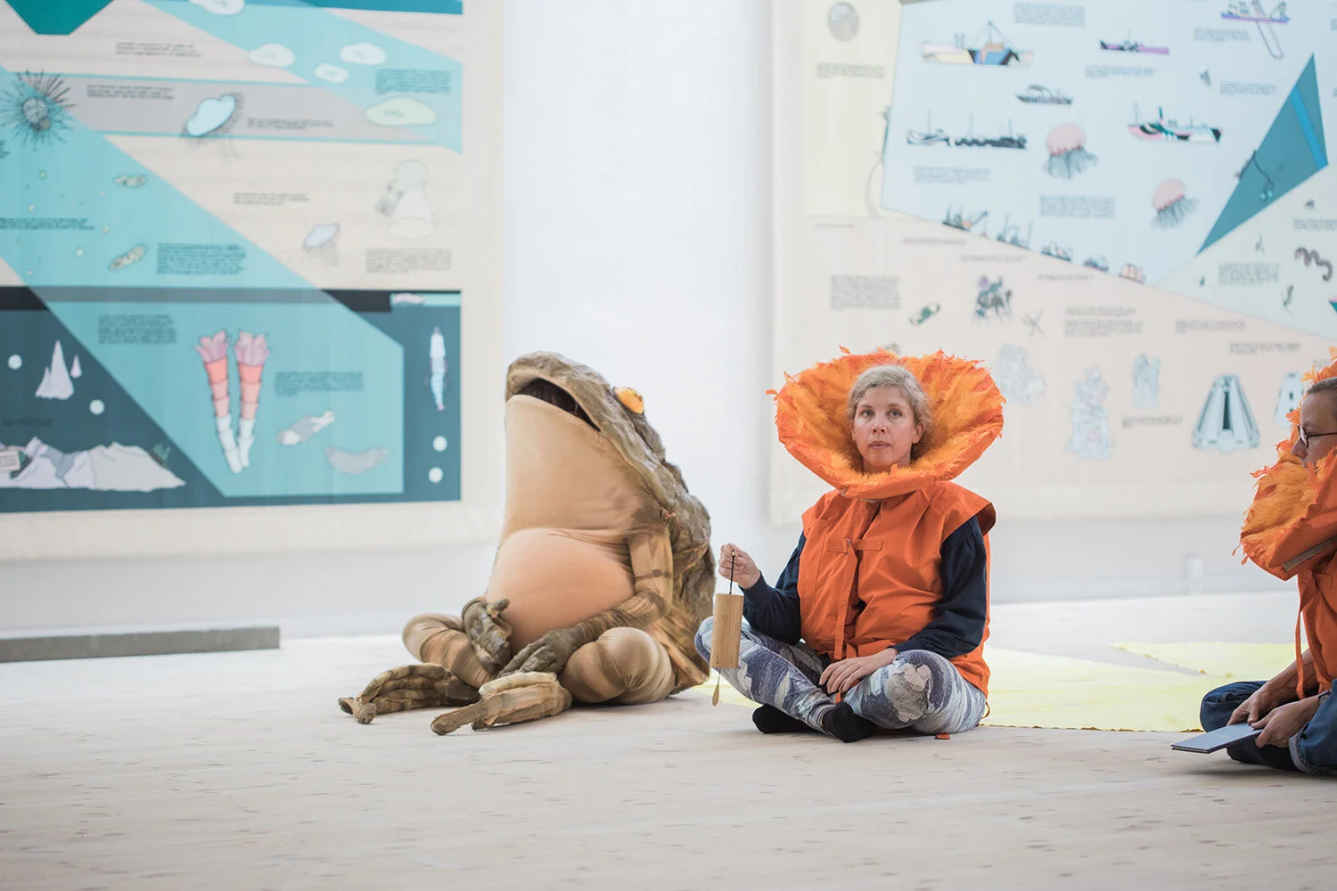 Ingela Ihrman, Evelina Hartwig og Lise Haurum, Frøen og solen går ned i havet (2017). Performance i Kunsthal Aarhus. Foto: Malte Riis.