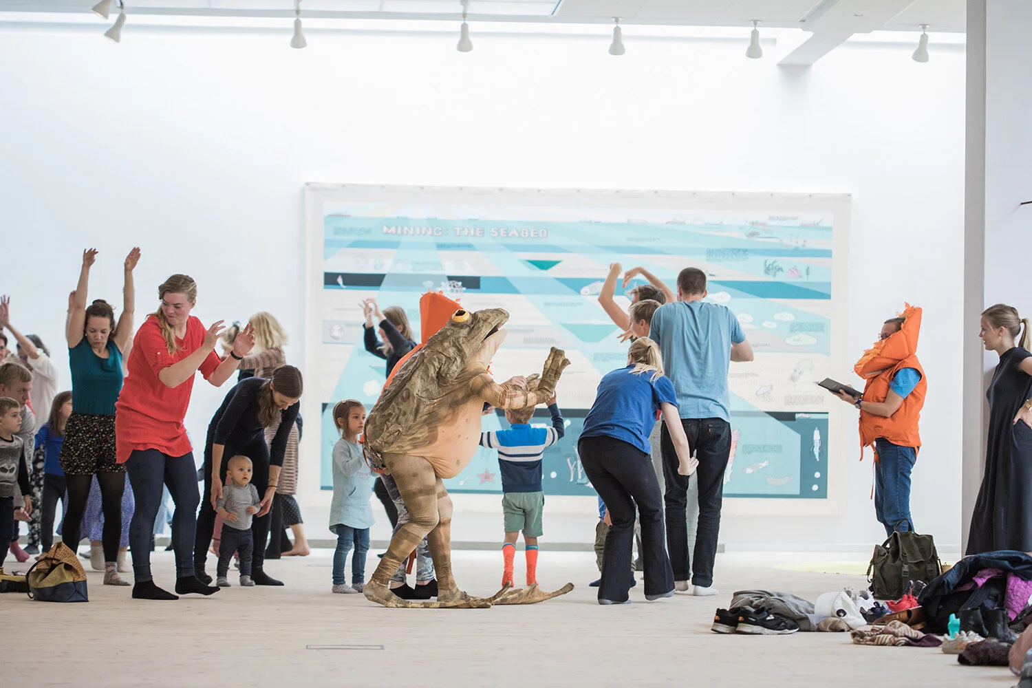 Ingela Ihrman, Evelina Hartwig og Lise Haurum, Frøen og solen går ned i havet (2017). Performance i Kunsthal Aarhus. Foto: Malte Riis.
