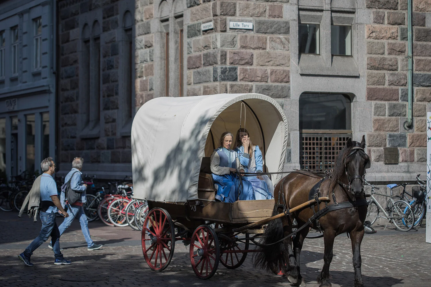 Hannah Heilmann, Hvert et stykke (2019). Performance på Lille Torv i Aarhus. Foto: Malte Riis.
