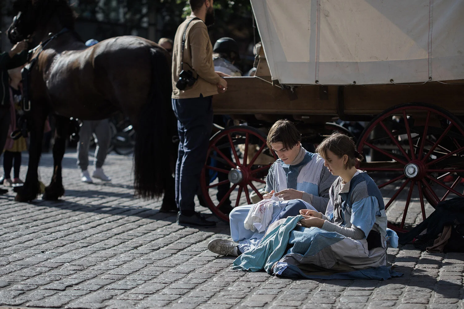 Hannah Heilmann, Hvert et stykke (2019). Performance på Lille Torv i Aarhus. Foto: Malte Riis.