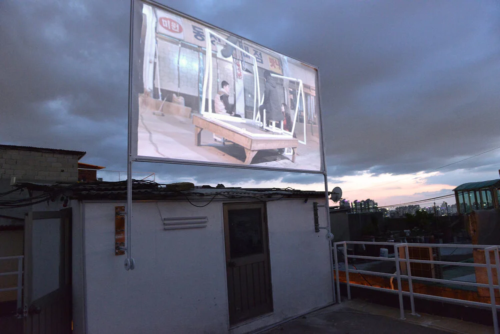 Inyoung Yeo & Youmee Hwang: 'in, around and beyond a gaze', film screening på taget af udstillinsstedet Space One, 2018. Courtesy of InYoung Yeo.