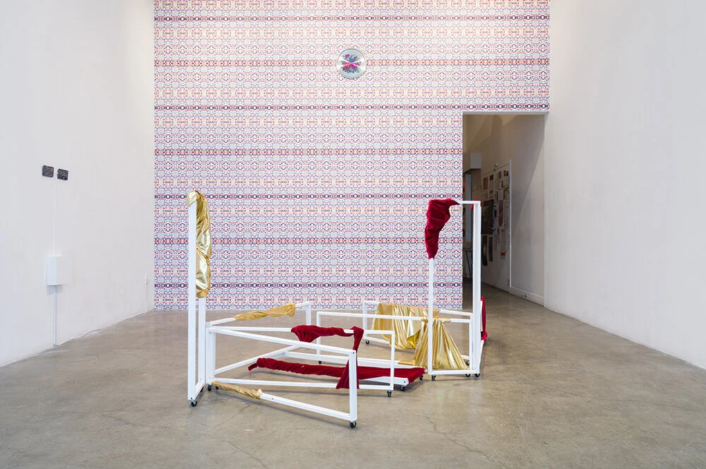 InYoung Yeo: 'Happily Ever After, 2019, udstillet på grunt gallery Vancouver, Canada. Courtesy of InYoung Yeo.