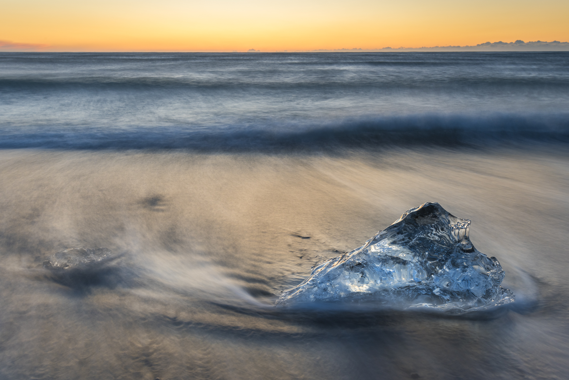 Ice chunk and incoming tide. Jökulsárlón beach.