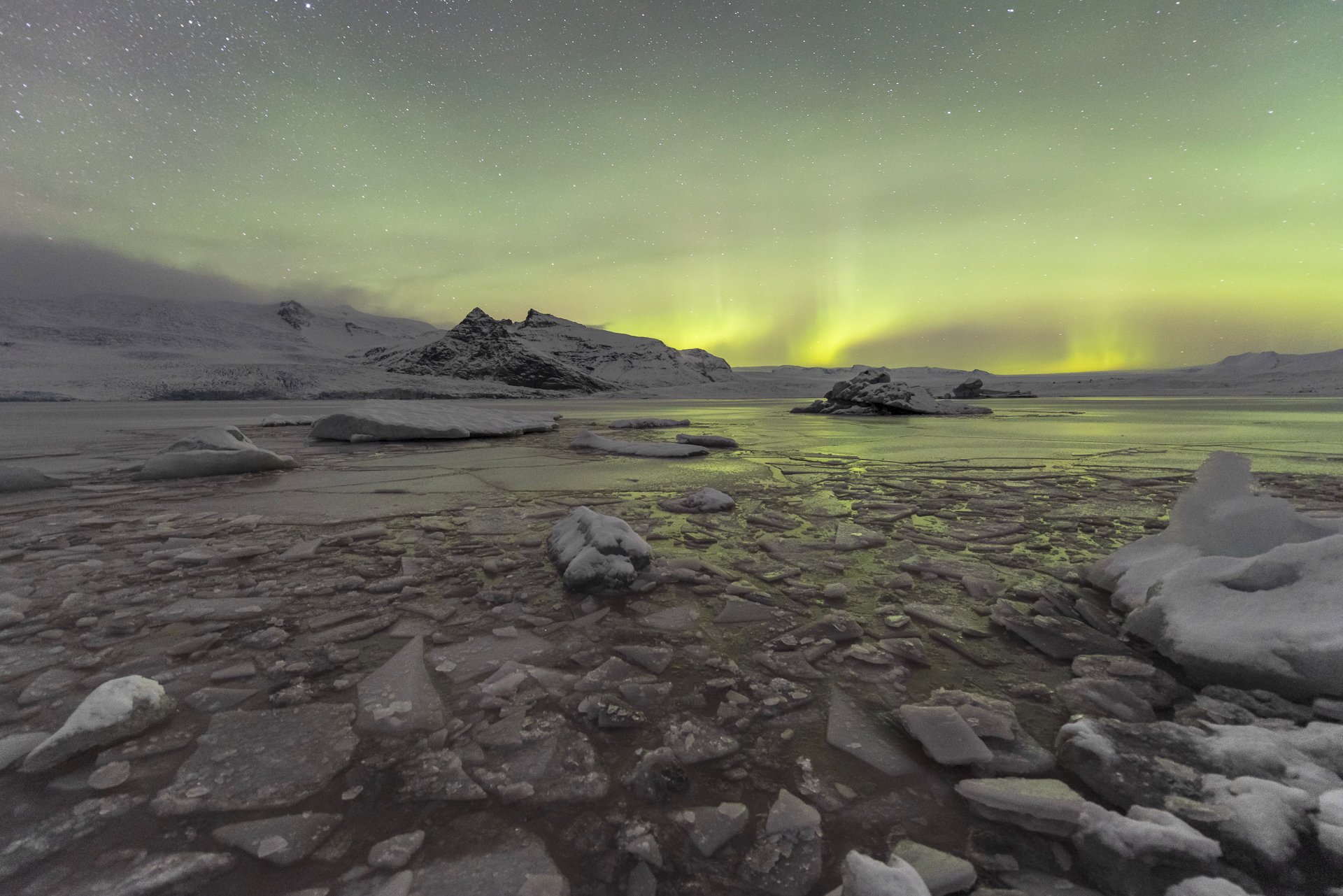 Northern lights. Fjallsárlón glacier.