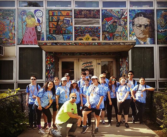 Our visitors from St Joseph School were out and about early this morning. Here they are checking out the tribute portraits mural at Cooper Elementary. The mural's design was led by the great Mr. Francisco Mendoza who was also an art instructor for many of Pilsen's youth.