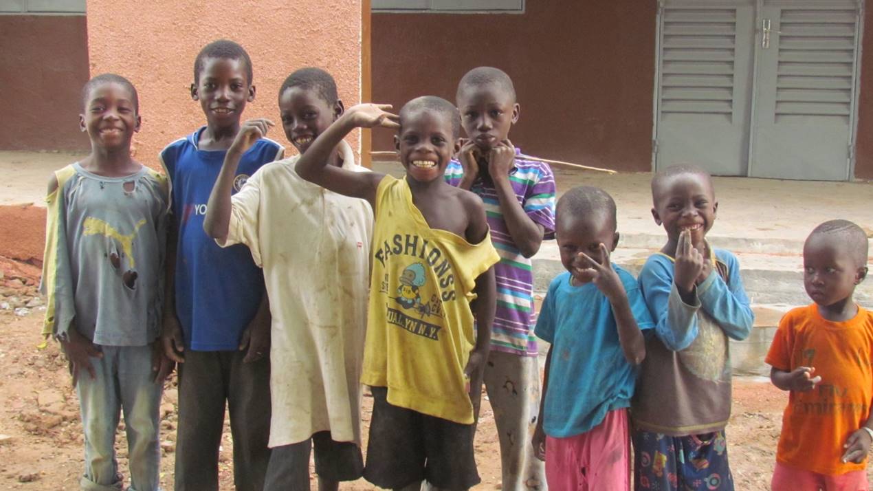 Just like in the U.S., a construction site attracts a group of curious kids.