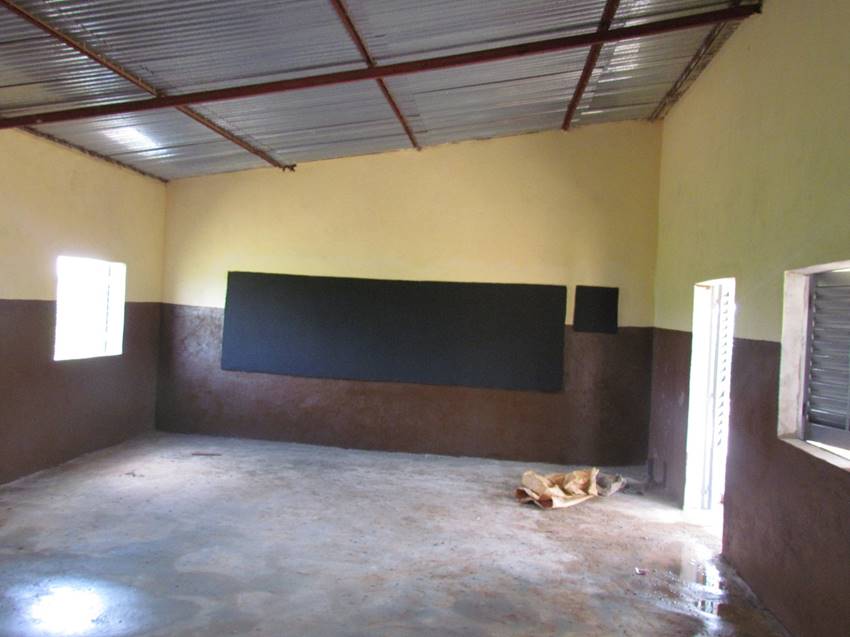  A peek inside a finished classroom. Note the built-in chalkboards -- a large one for lessons and a small one for posting the daily attendance. The classrooms are designed to use natural light and encourage air flow...a relief in Mali's hot climate. 
