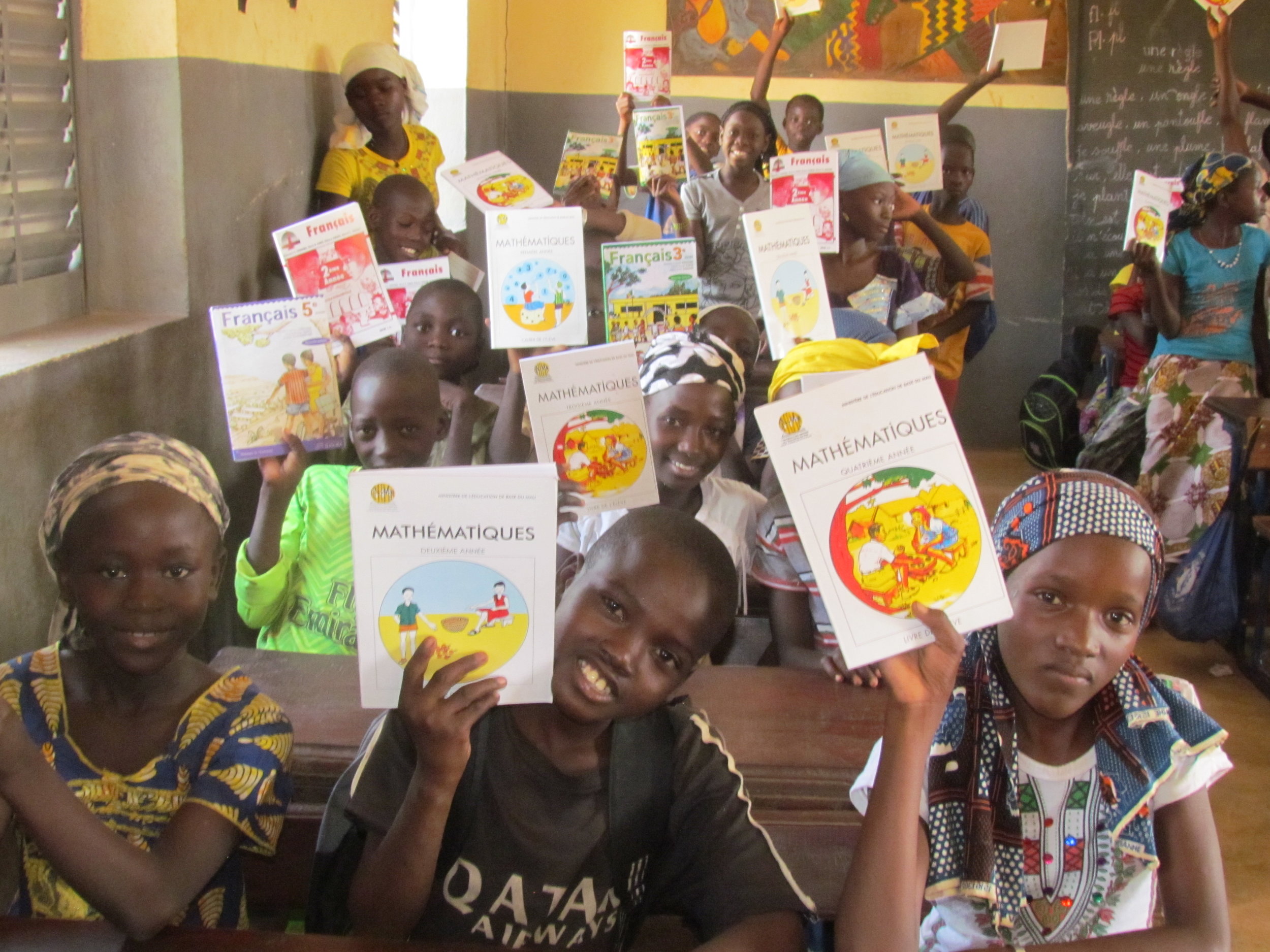 manabougou2017kidswithbooks2.JPG