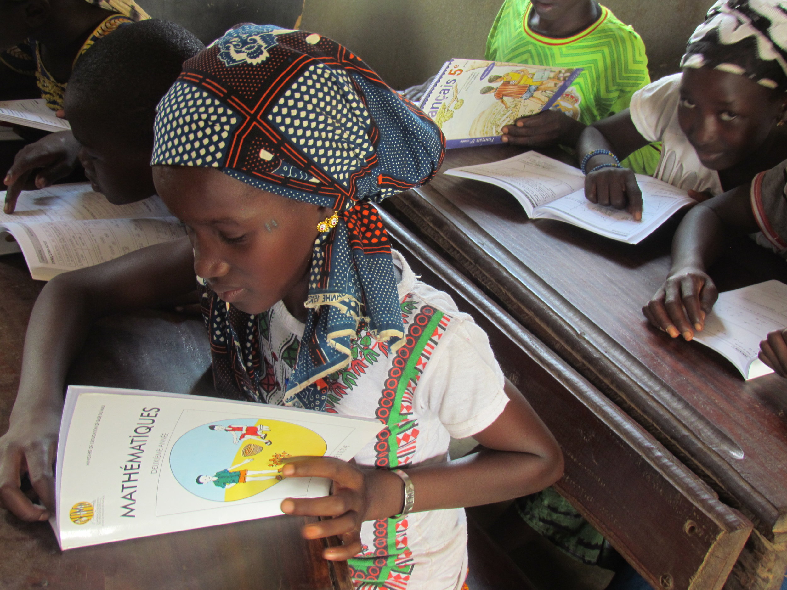 manabougou2017girlreadsbook.JPG