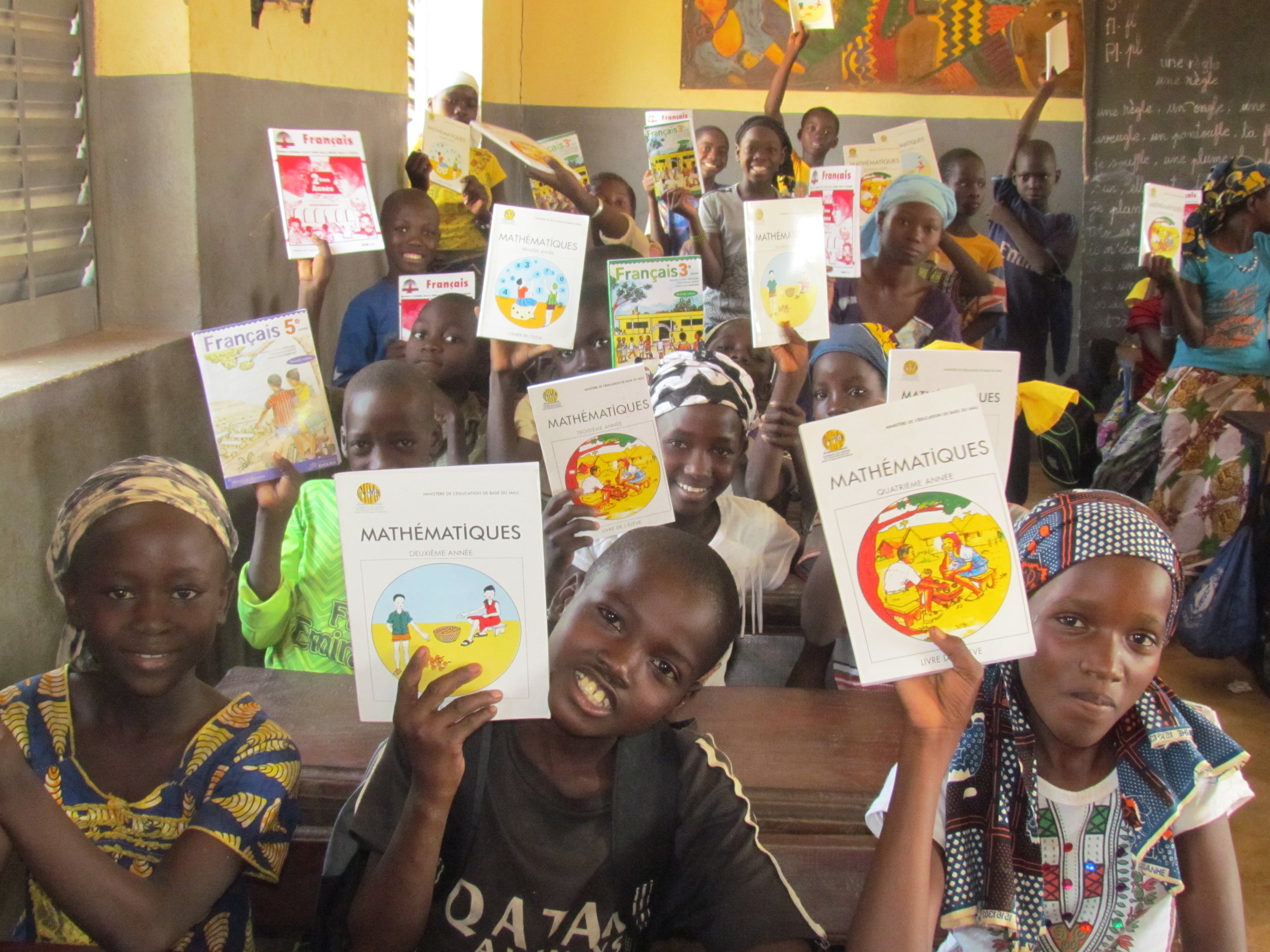 manabougou2017kidswithbooks.JPG