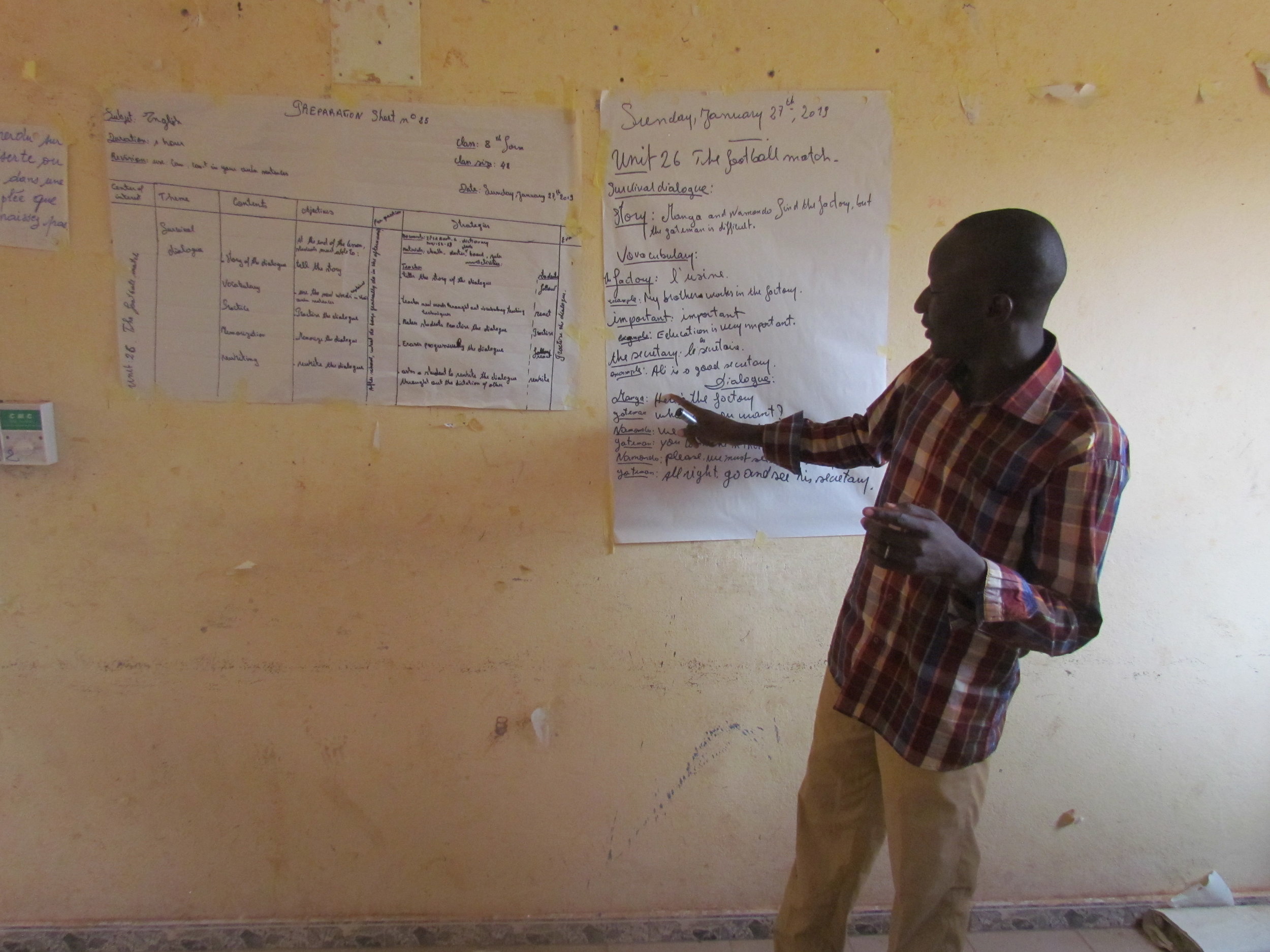 An English teacher presents his lesson using a story about soccer to engage learners with the material.
