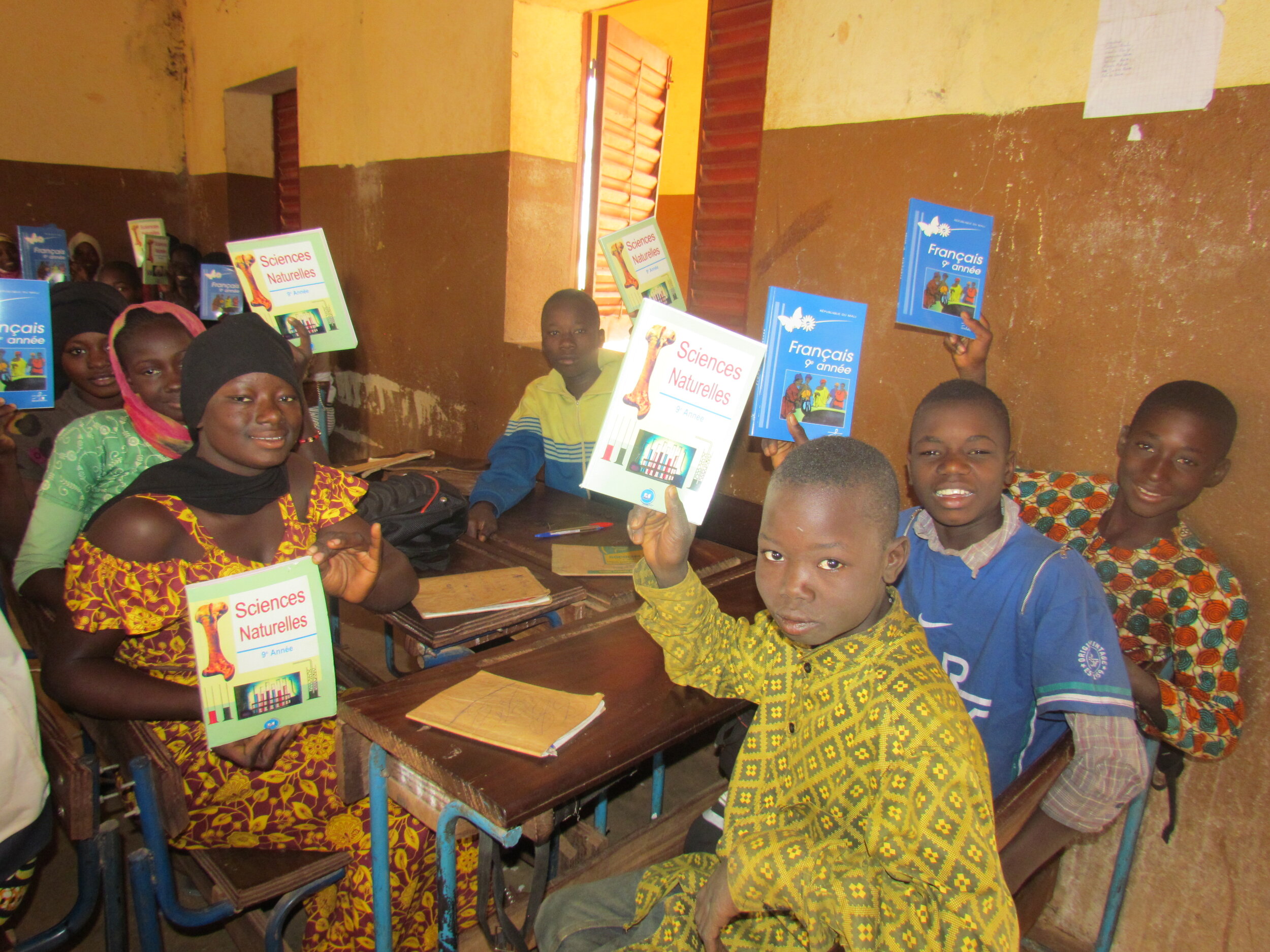 Thanks to our donors, we delivered french and science textbooks.