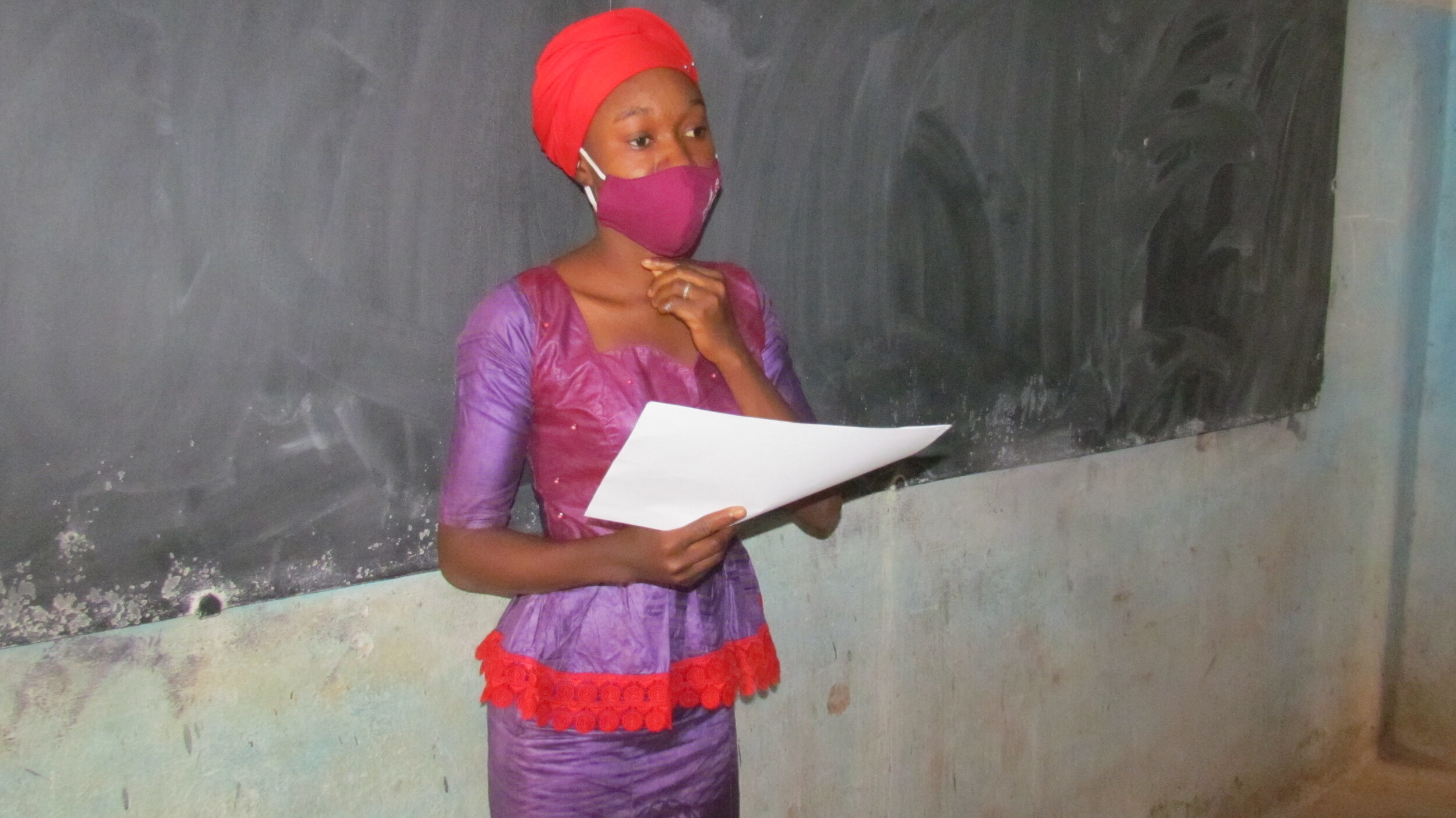 Fatoumata presents to other Girl Leaders during the training.