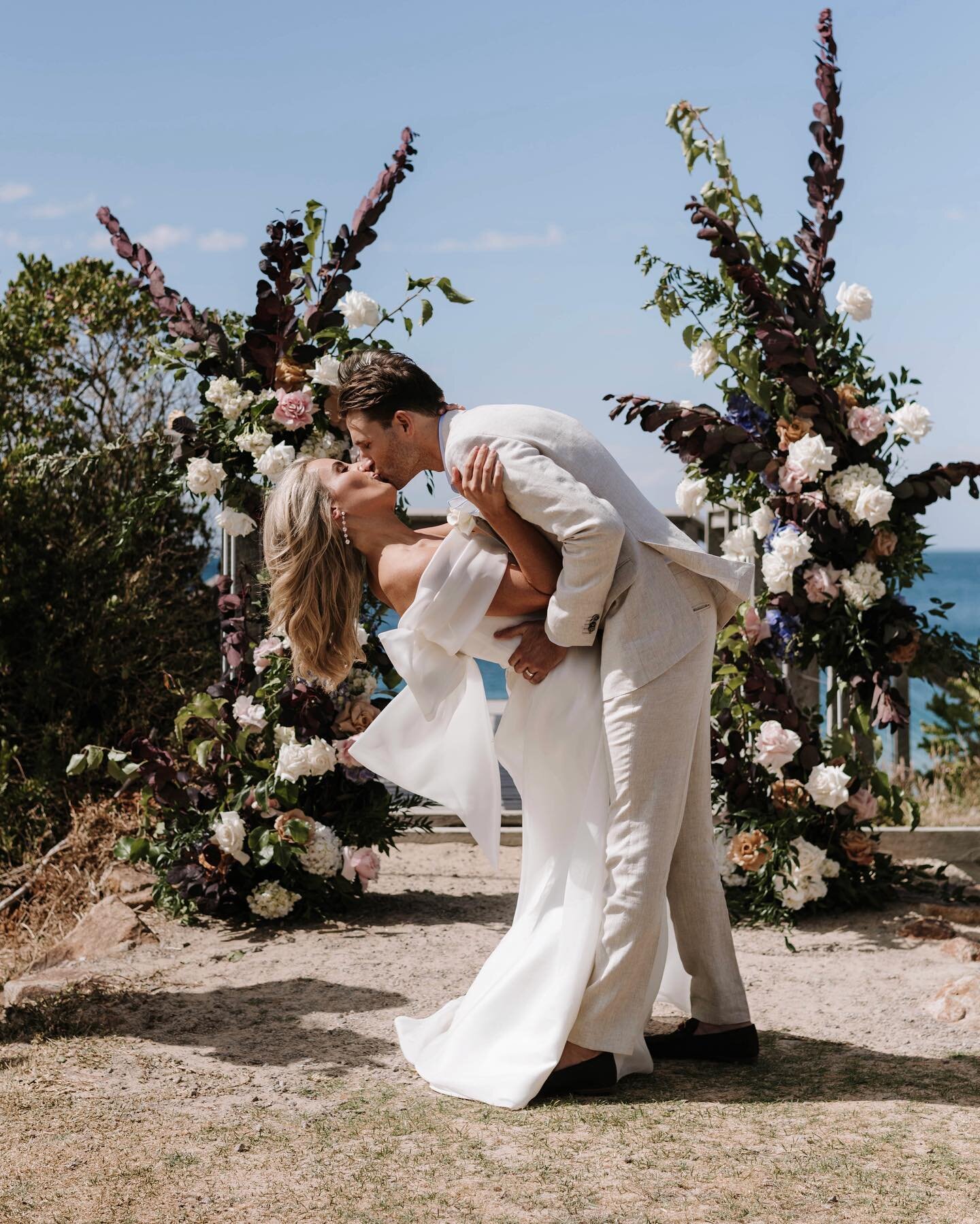 Seaside romance with this gorgeous pair featuring the golden hour of dreams 🙌 Eliza &amp; Tom