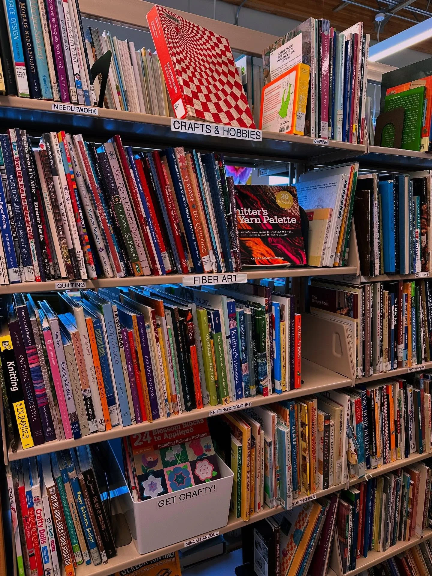 Fall&rsquo;s approaching, will you be starting a new hobby or a home DIY project? We have books for all of the above. Come fall into your new-found interest today! We are open 11AM-5PM Tues-Sat (221 NE 122ND AVE) 

#usedbookstore #portlandbookstore #