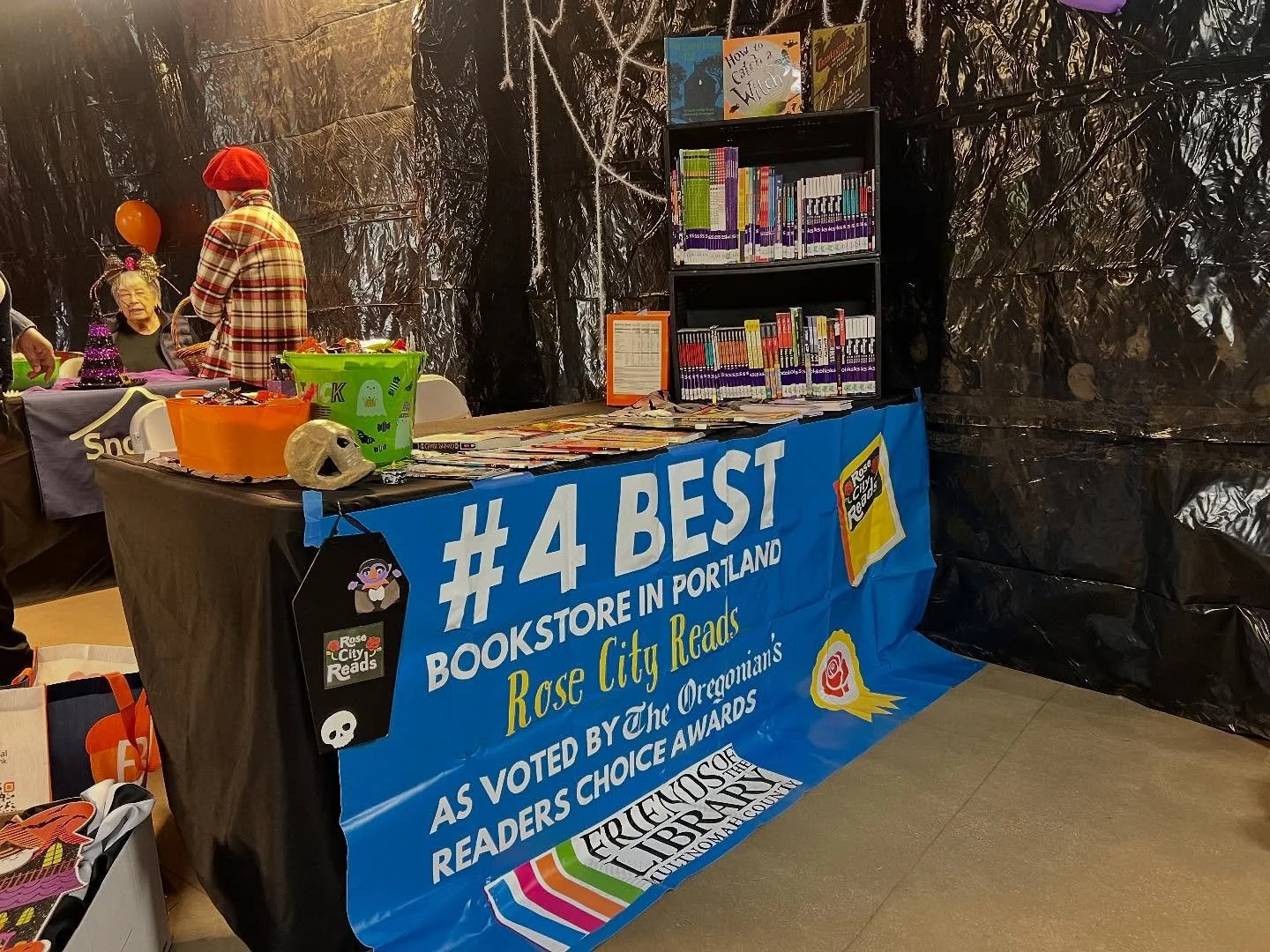 Rose City Reads is live at Glendoveer Haunted Forest till 6PM. Come get candy &amp; book!!