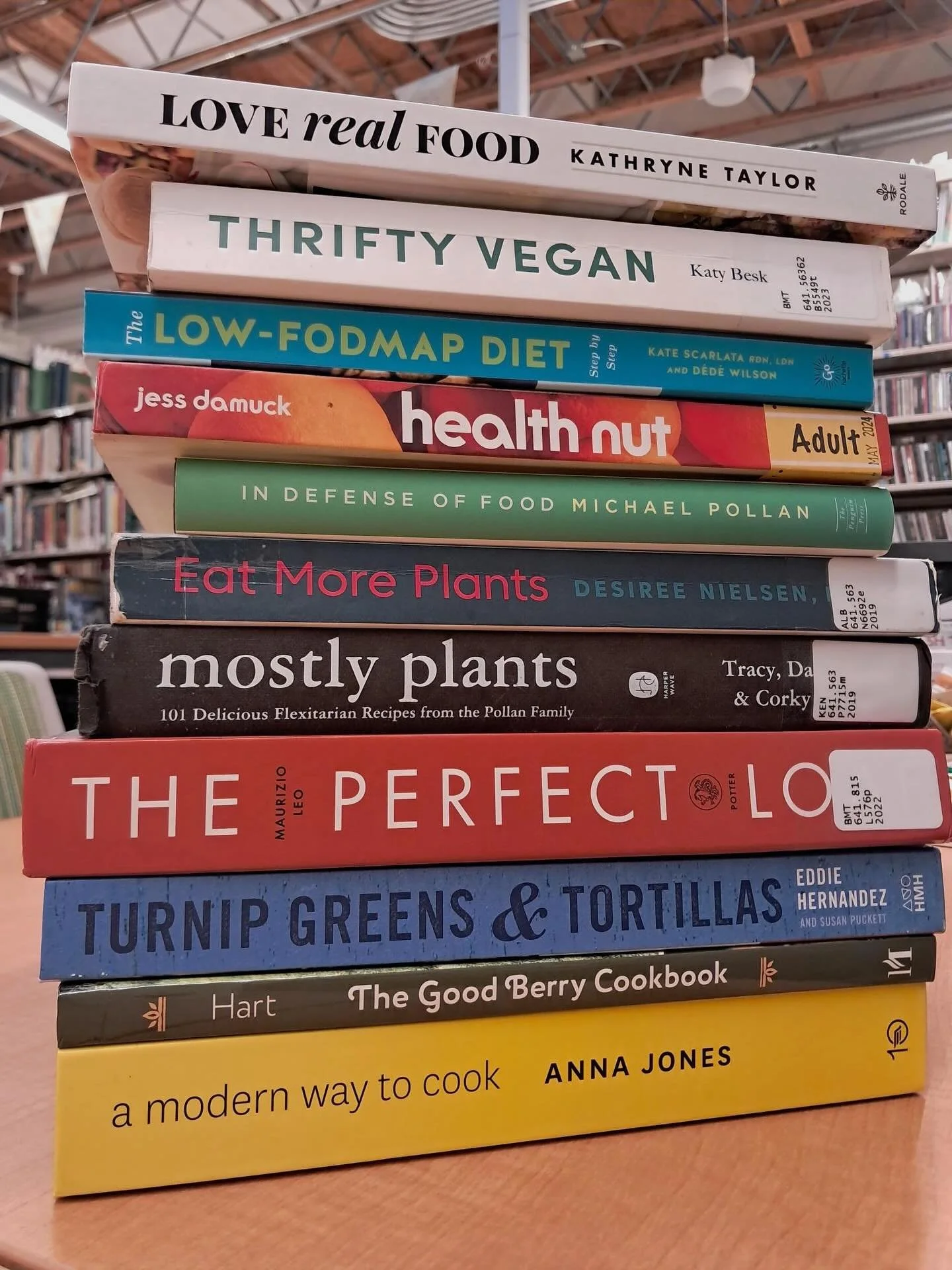 Friends of the Library is having fun today at the Hollywood Farmers Market giving out free prizes! Come get yours AND then go to Rose City Reads to obtain affordable healthy eating and gardening books. Open from 11AM - 5PM.

#rosecityreads #friendsof