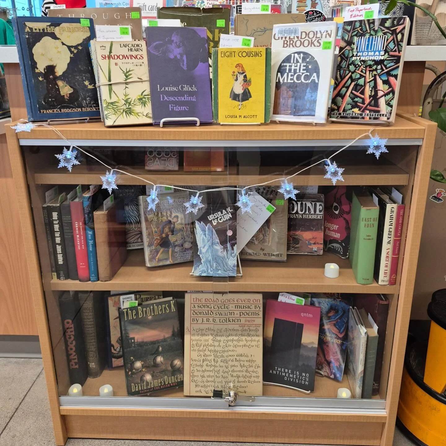 SHOP SMALL TODAY @friendsofthelibrarymultco and @rosecityreadspdx and SAVE. We have many GIFT options!! 

#rosecityreads #friendsofthelibrary #shopsmall #portland #pdx