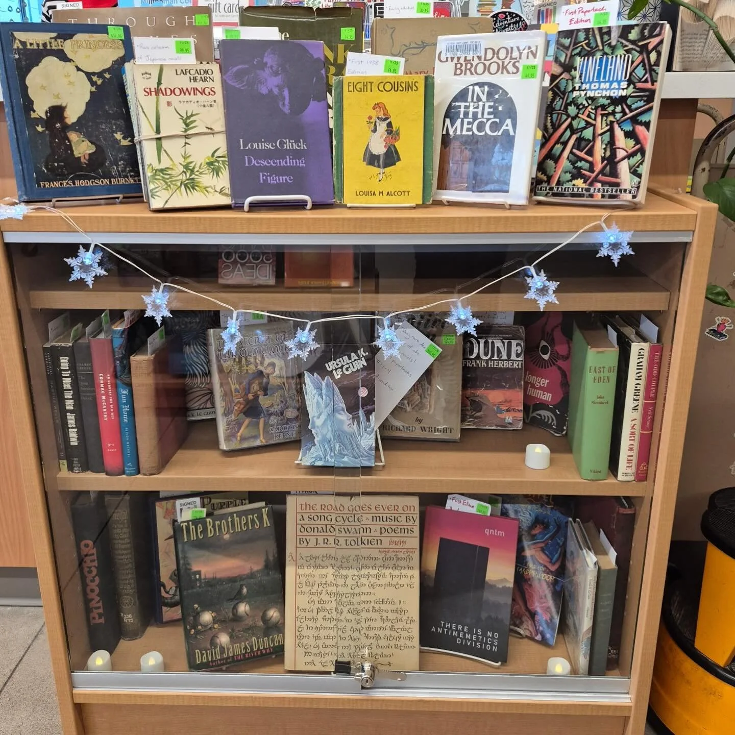 SHOP SMALL TODAY @friendsofthelibrarymultco and @rosecityreadspdx and SAVE. We have many GIFT options!! 

#rosecityreads #friendsofthelibrary #shopsmall #portland #pdx