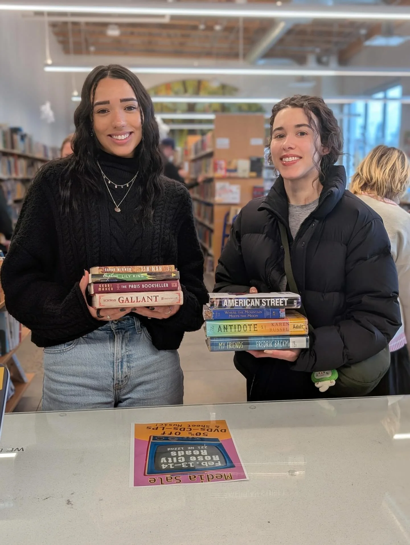 SHOW YOUR STACK SUNDAY! Customers went home with some great stuff last week. What have you found at Rose City Reads on your most recent trip? 

Come see us Tuesday-Saturday 11AM-5PM at 221 NE 122ND AVE.

#portlandbookstore #rosecityreads #friendsofth