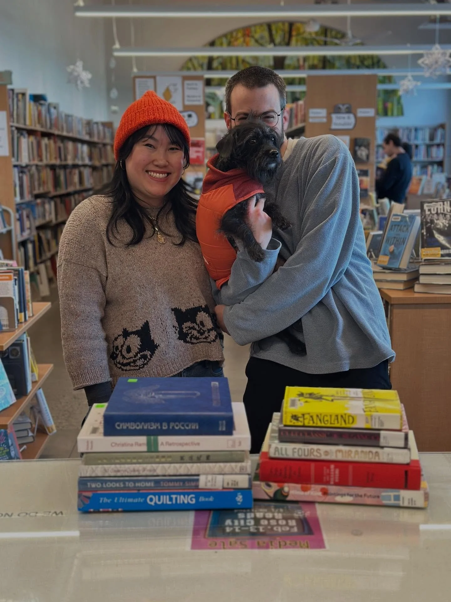 SHOW YOUR STACK SUNDAY: Here&rsquo;s what some customers left with this week. What did you take home from our store? 

#showyourstacksunday #portland #rosecityreads #portlandbookstore #pdx