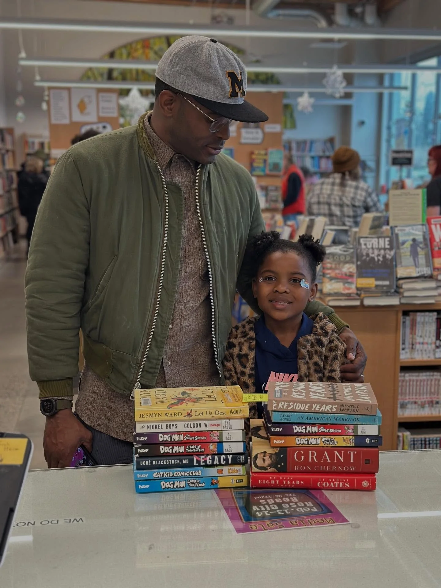 SHOW YOUR STACK SUNDAY: Customers found some great things this week. What did you find at our store? 

#showyourstacksunday #rosecityreads #portlandbookstore #pdxbookstore #pdx
