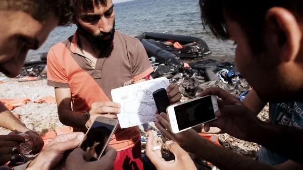 refugees-smartphone.jpeg