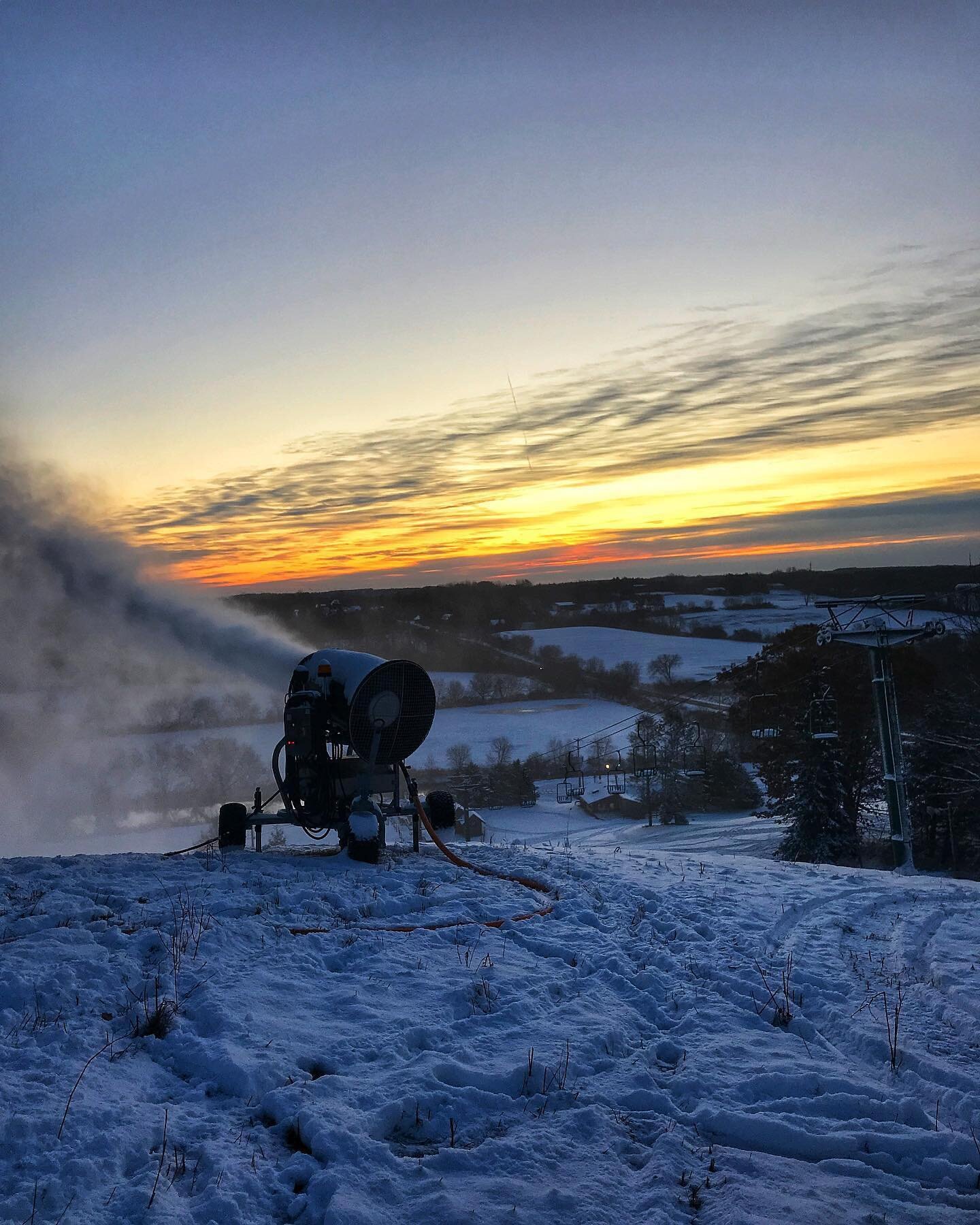 Guess what&hellip;.???
 ⠀⠀⠀⠀⠀⠀
It&rsquo;s time to kiss these warm, summer-like ☀️ days goodbye! With (much) colder temperatures in the immediate forecast, our Snowmaking Team has plans to start blowing snow THIS WEEKEND 🎉❄️✨!
 ⠀⠀⠀⠀⠀⠀
Cross your fing
