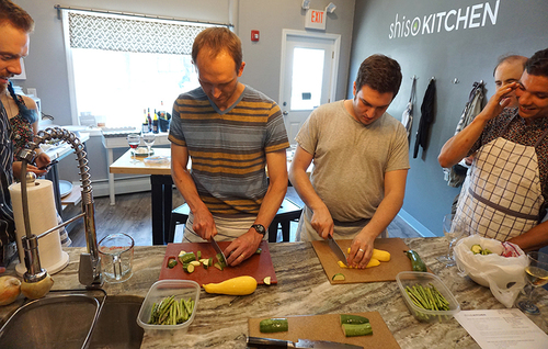 Knife Skills: Neuro vs Ara with Justin and Eli!