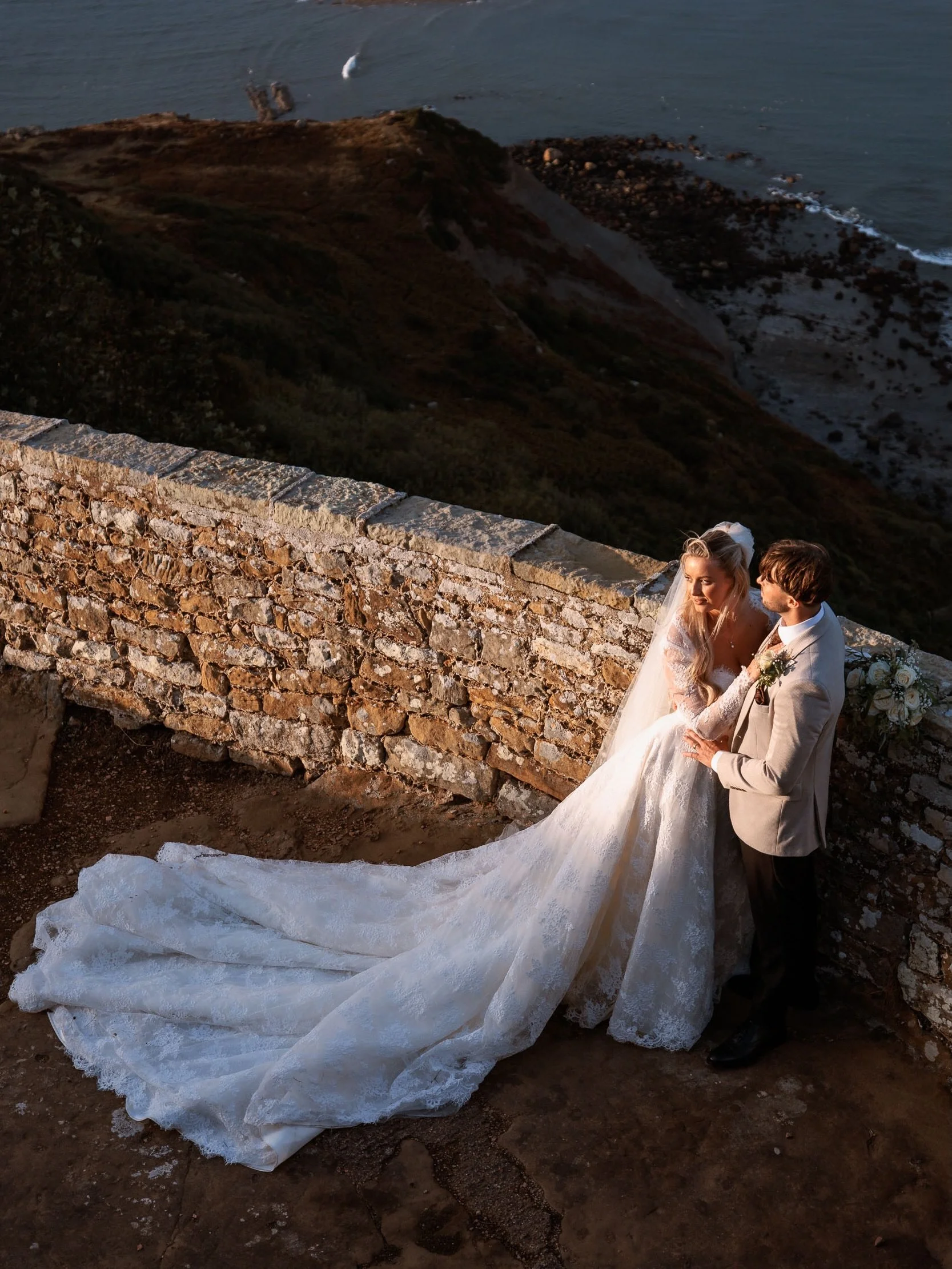 Really beautiful times with Nicole &amp; Perry! Those insane coastal views were worth the equally insane wind! 
Loved it guys - all the very best! 

Venue - @grandvillaheights 
Strings - @rondinostrings 
Cake - @_cake__station_ 
MUA - @i.s_mua 
Hair 
