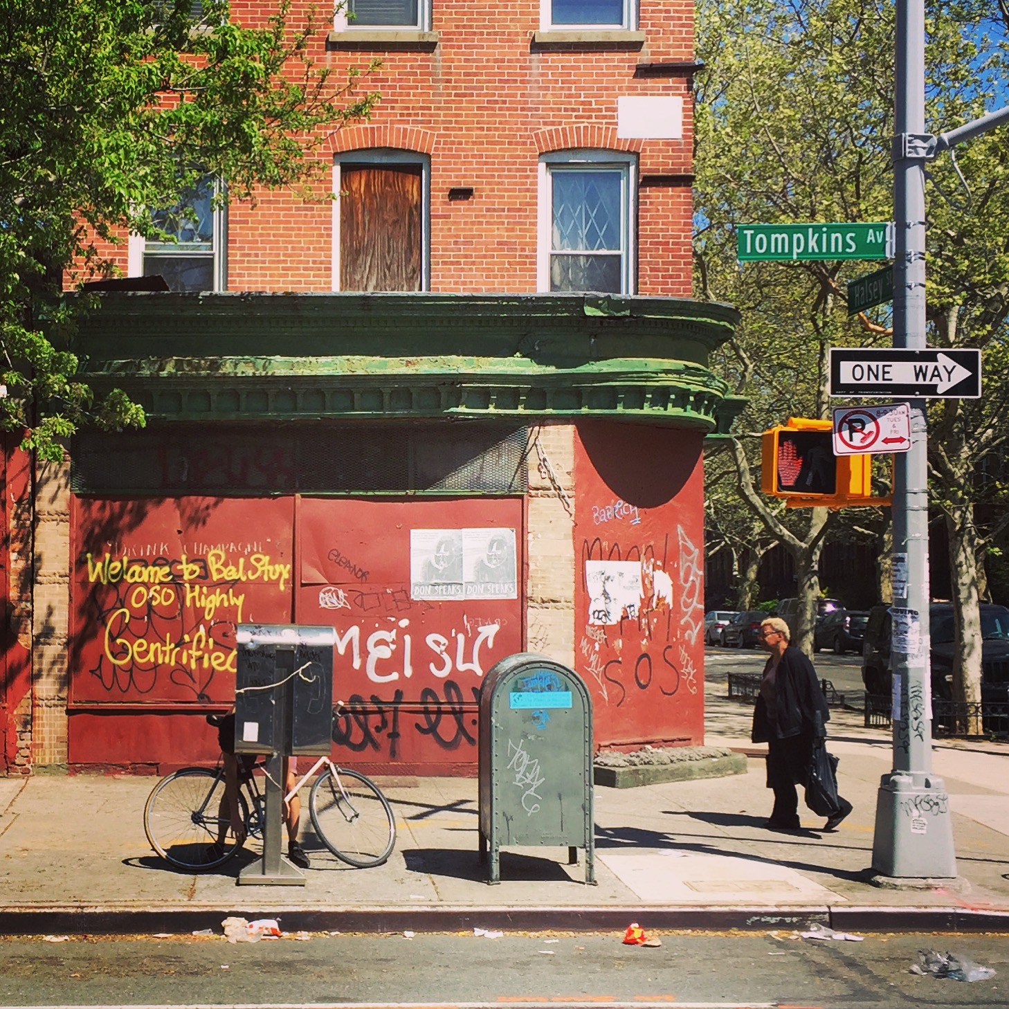   (instagram @lightitecture)  Welcome to Bedstuy. Oso highly gentrified. 