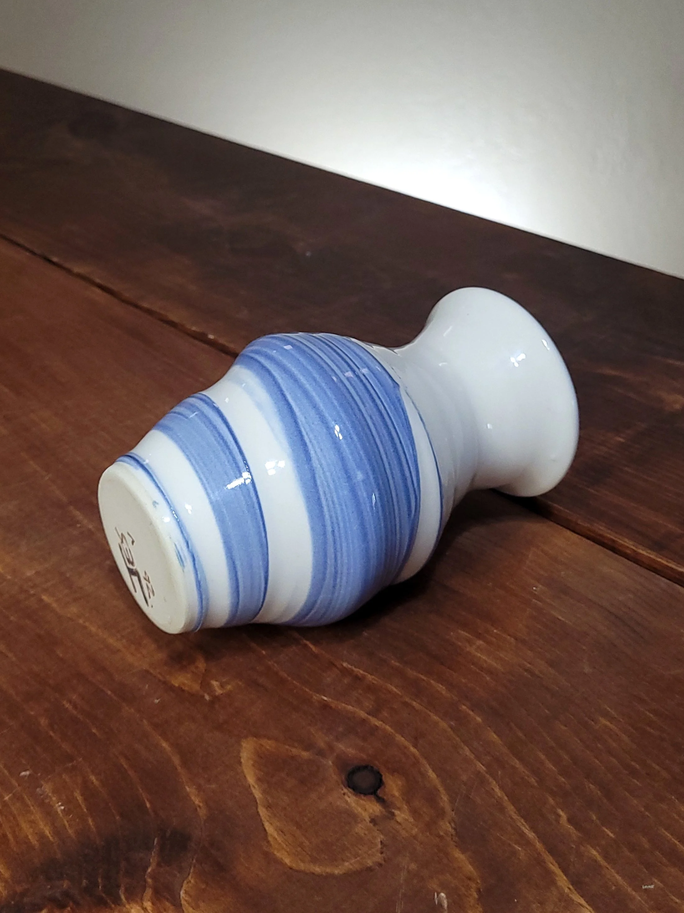 WhiteBlueSlippedSwirlVase13.jpg