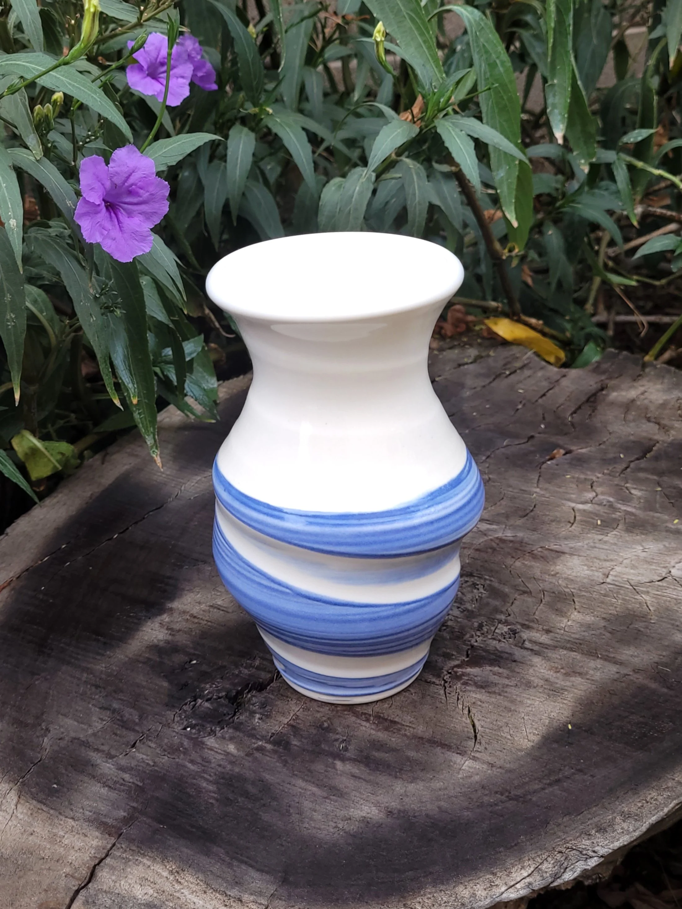 WhiteBlueSlippedSwirlVase17.jpg
