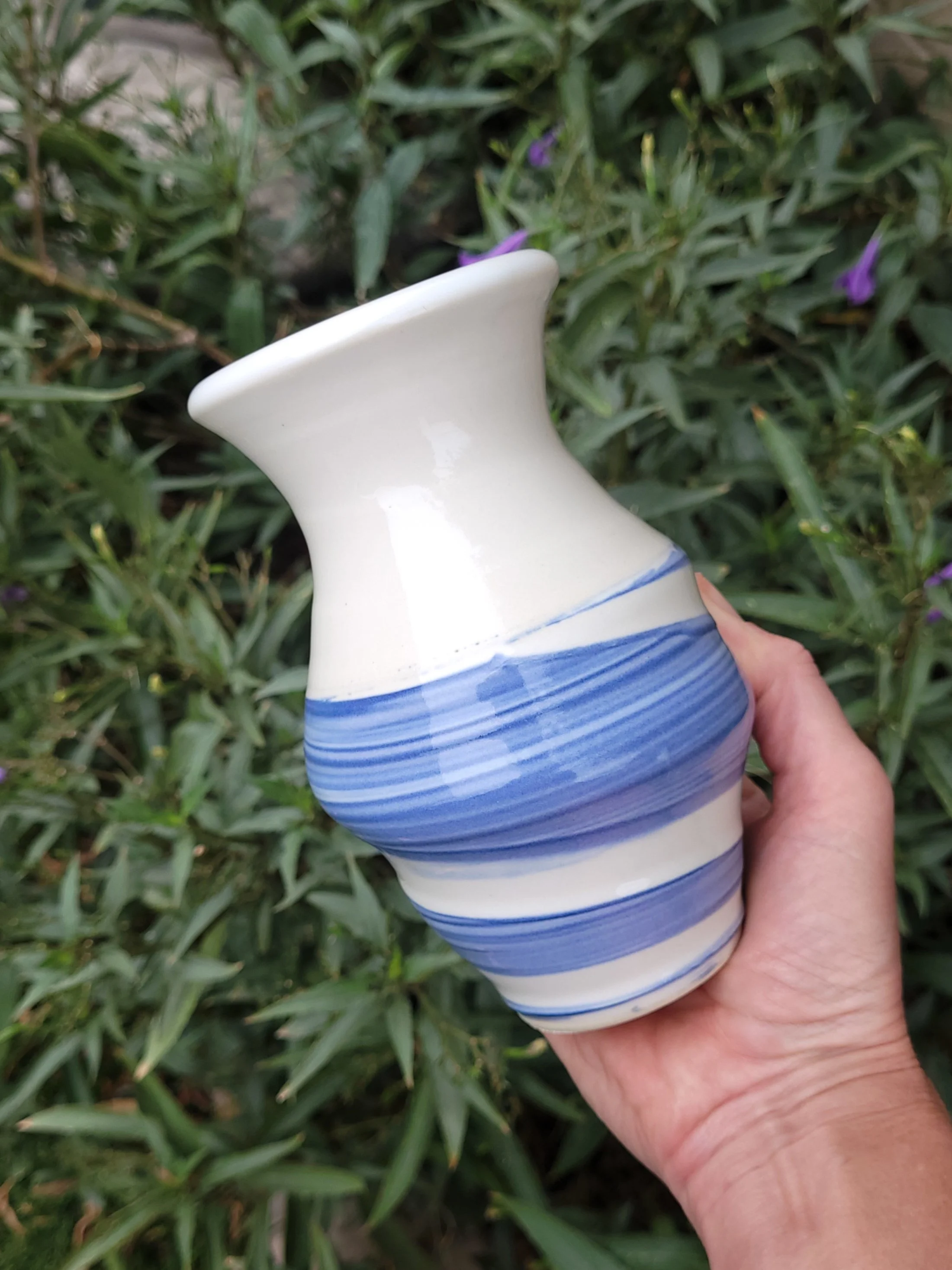 WhiteBlueSlippedSwirlVase9.jpg