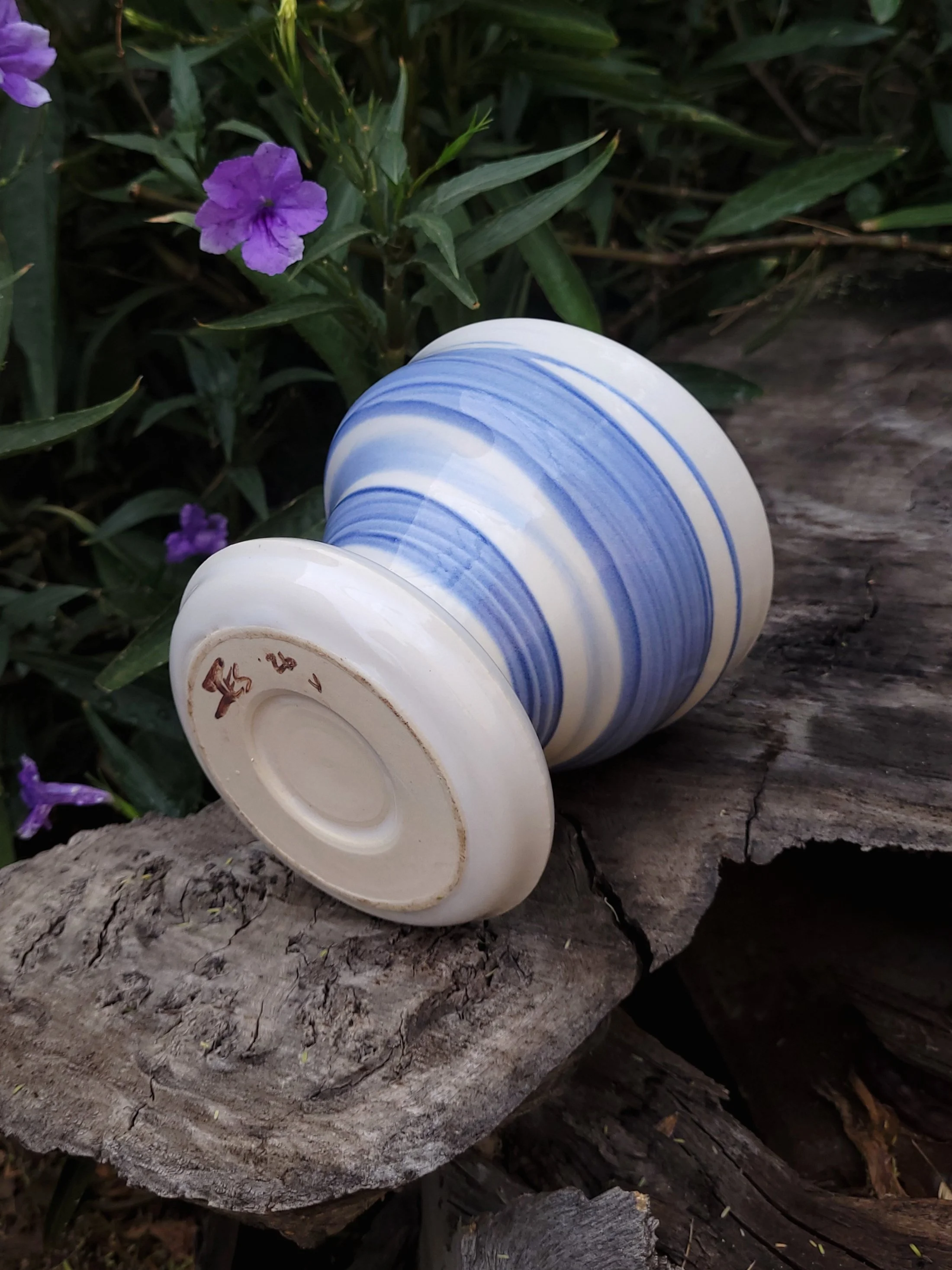 WhiteBlueSlippedSwirlPlanter5.jpg