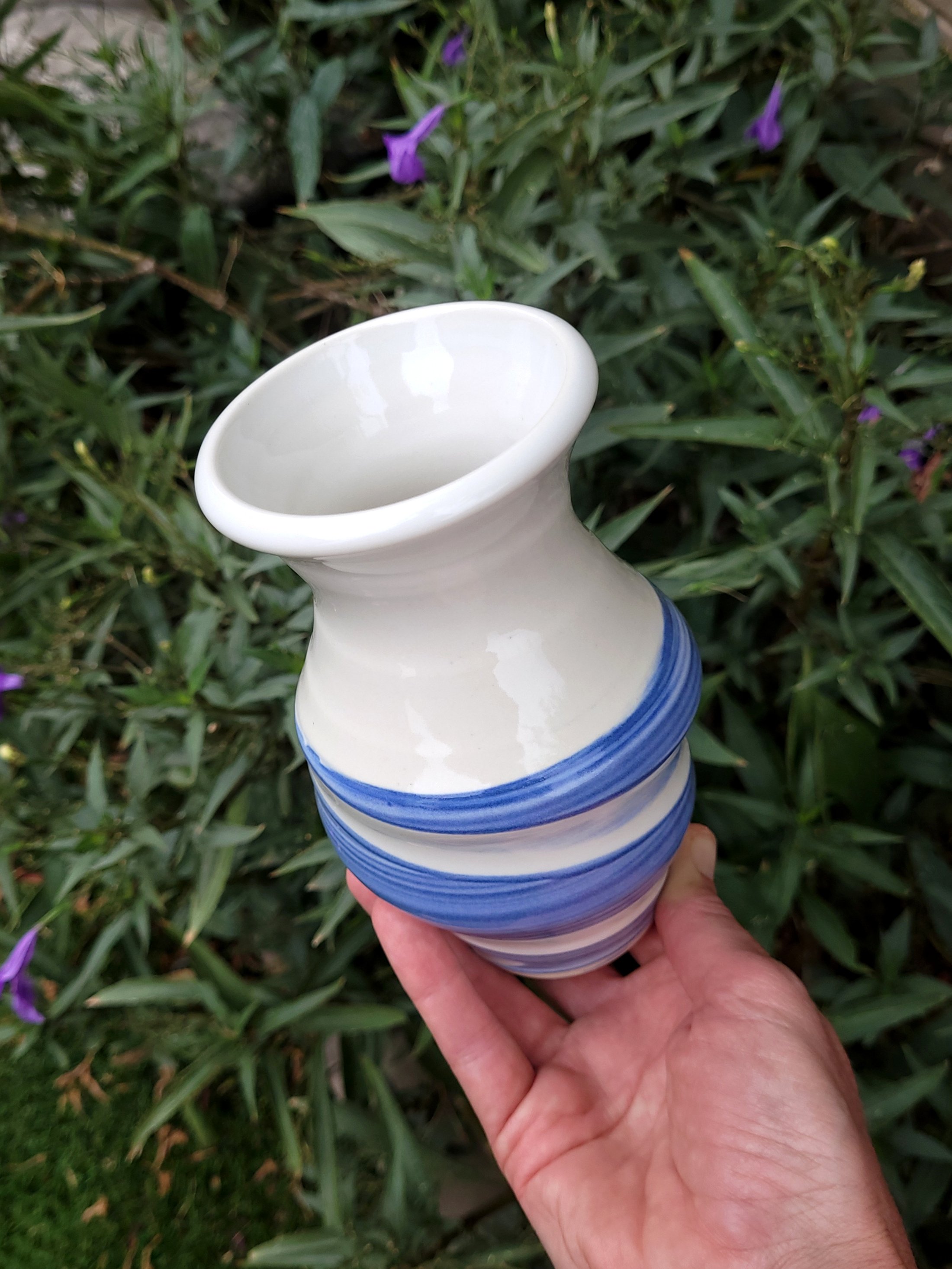 WhiteBlueSlippedSwirlVase8.jpg