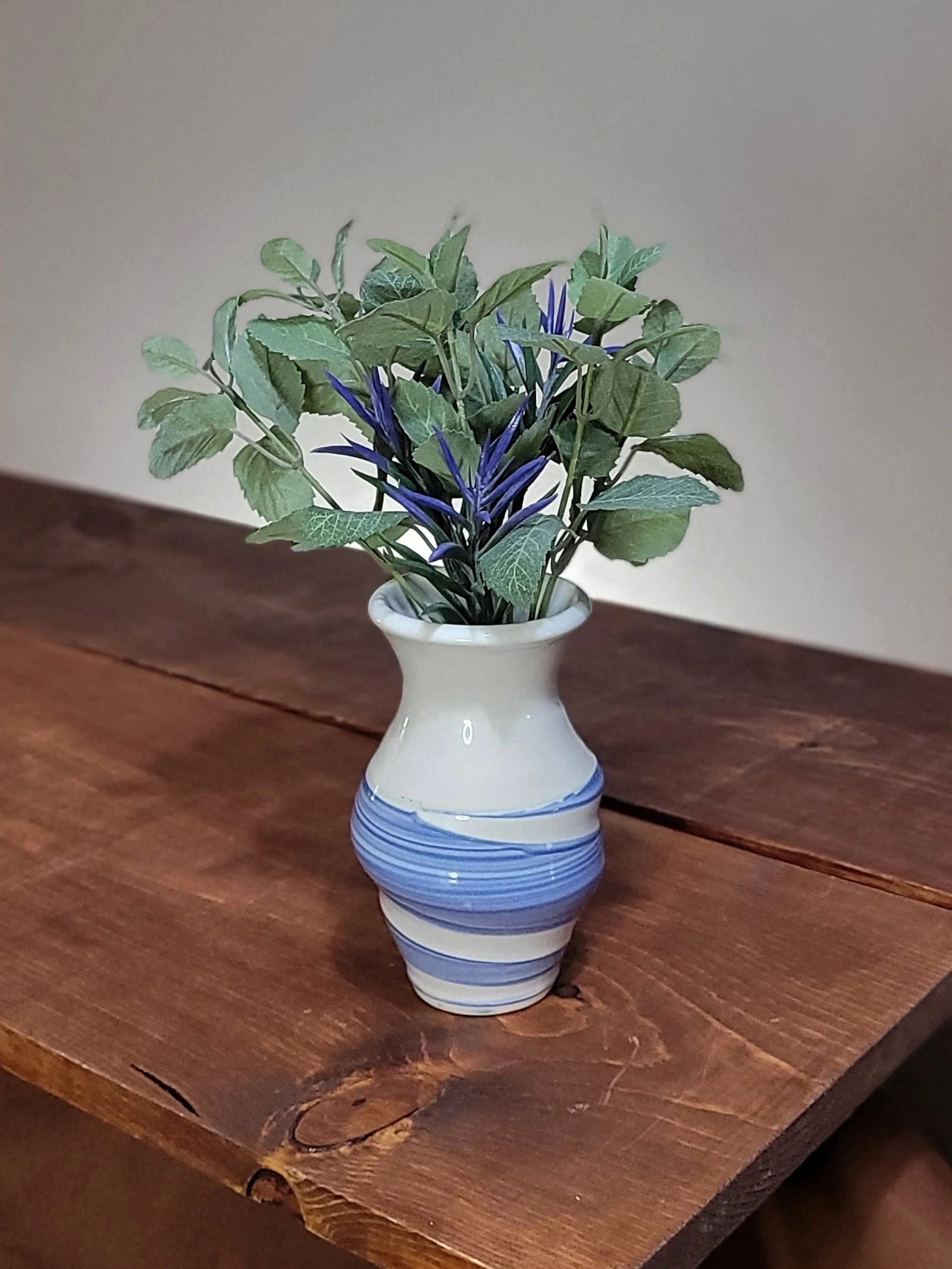 WhiteBlueSlippedSwirlVase12.jpg