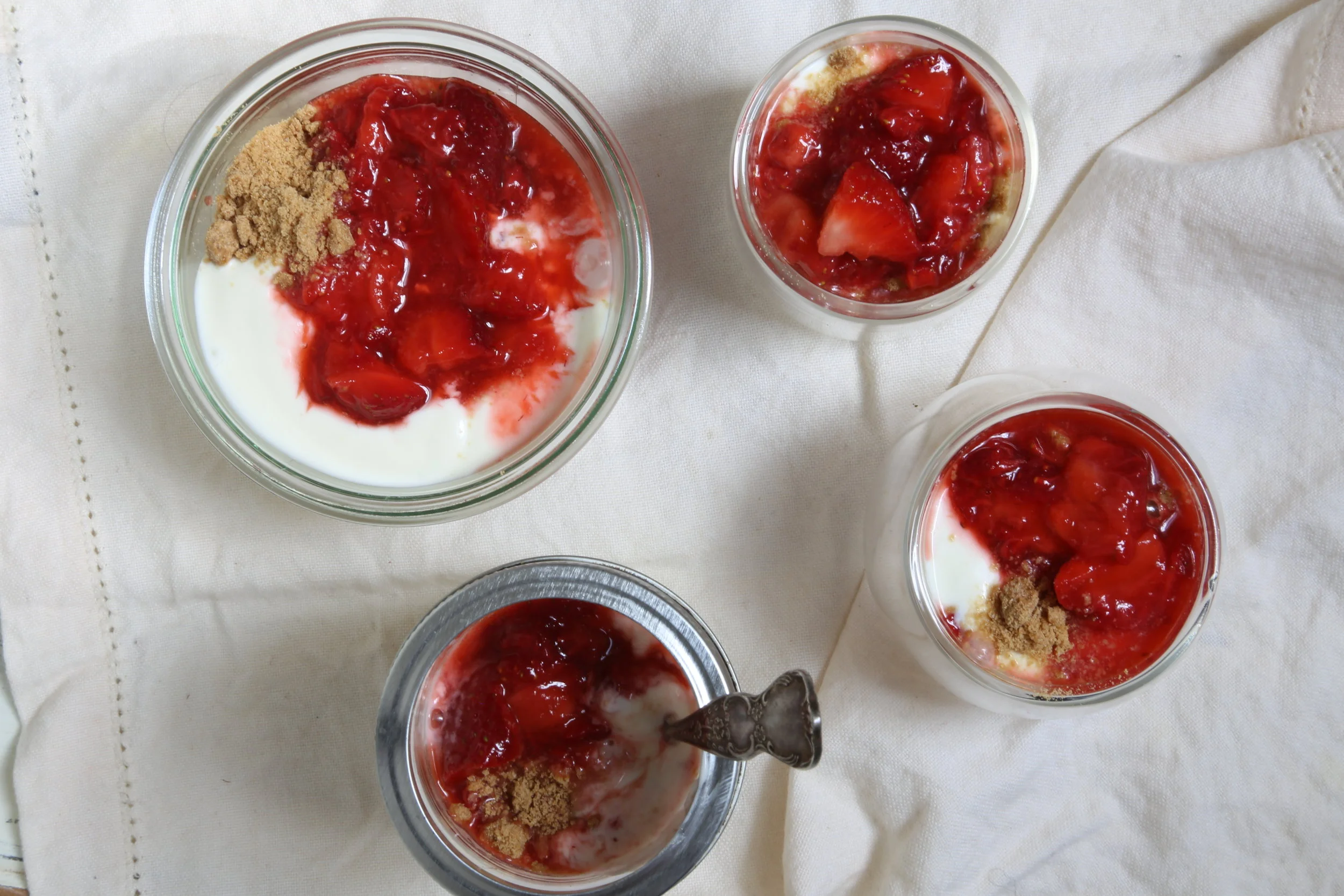 STRAWBERRY YOGHURT POTS