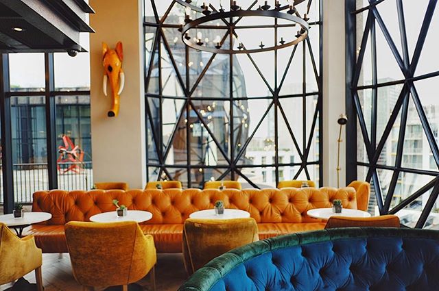 Epic interiors and epic cocktails are always a good combo for me 🙋🏻&zwj;♀️ @thesilohotel_