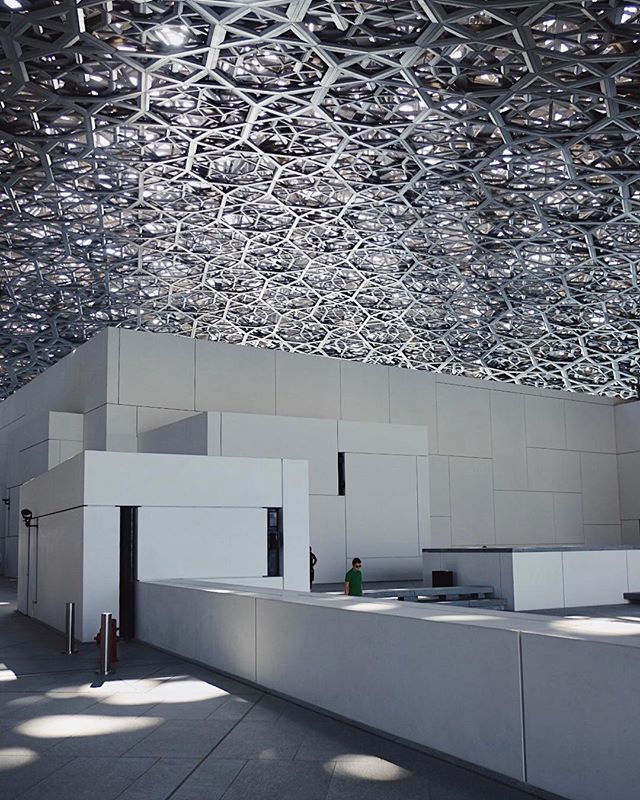 The show stopping feature of the Louvre Abu Dhabi is it&rsquo;s 590 ft diameter dome // it features a metallic eight layer webbed pattern, allowing light to filter through to the spaces below ✨ total magic.