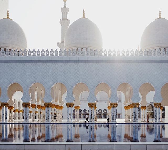 The Sheik Zayed Grand Mosque is an architectural wonder and is large enough to accommodate 40,000 worshippers 🕌