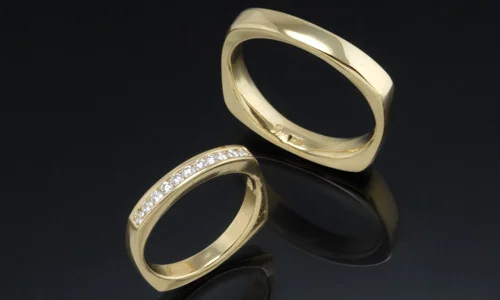   Wedding band set in 18K yellow gold and diamonds. Width approximately 0.15"     