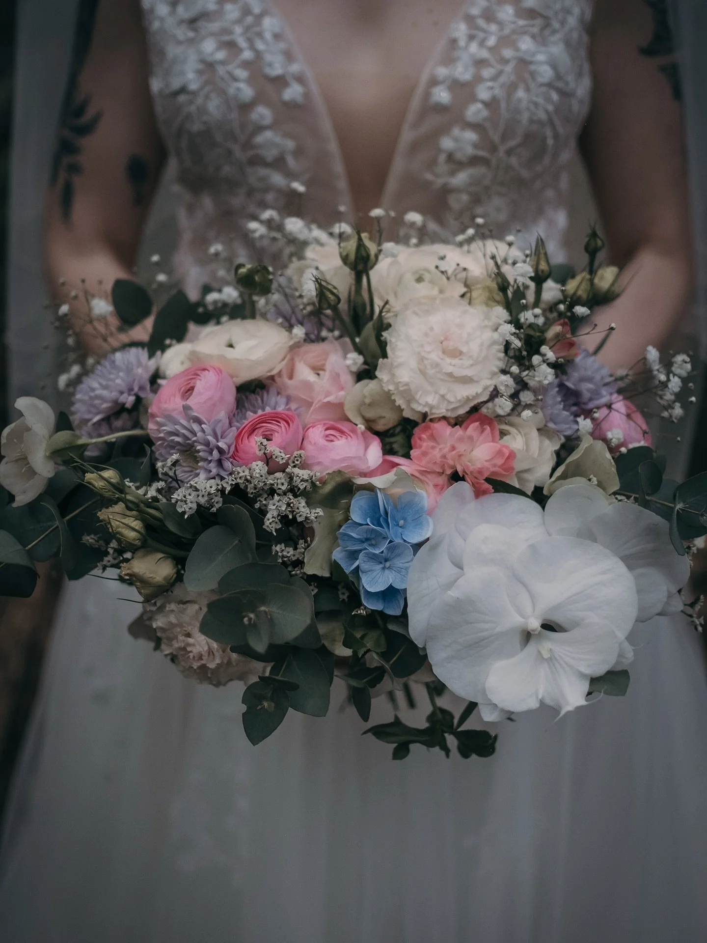 Exquisite florals custom made for Amelia by @flowers.at.the.door @wildhearted.florist.artist