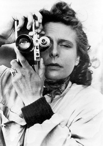 Self Portrait 1939 Leni Riefenstahl The classical style adapted to photography and the closed frame seen to full effect, with the camera's two "eyes" perpendicular to the frame as Riefenstahl's hands create a closed circle.