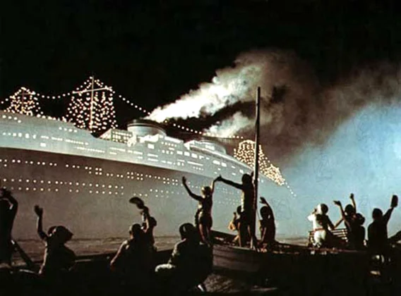 The working people on fishing boats meet the ocean liner "The Rex" in Amarcord