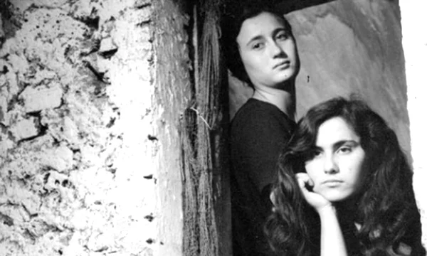 La Terra Trema Luchino Visconti Actors and non-actors share the same stage creating a sense of intimacy and authenticity.