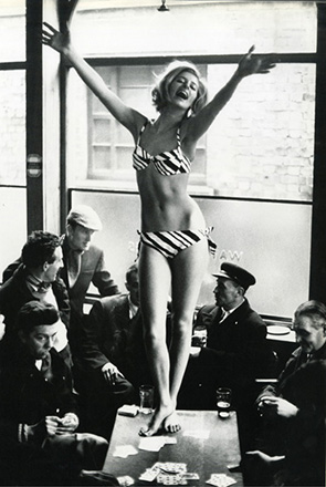 World's End Pub KIng's Road, Chelsea April 3, 1963 John Cowan photographer Jill Kennington model