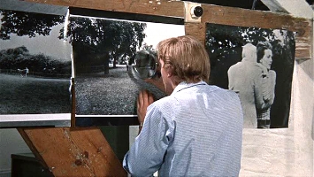 Blow-Up David Hemmings as Thomas looks for clues.