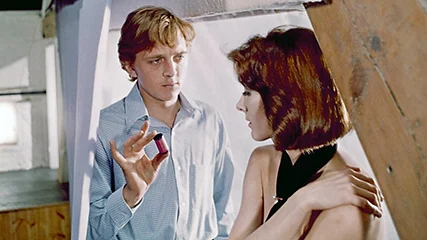 Blow-Up David Hemmings, Vanessa Redgrave Thomas pretends to offer Jane the negatives from the pictures in the park. The seamless and the architectural support put the characters within a visual parenthesis.