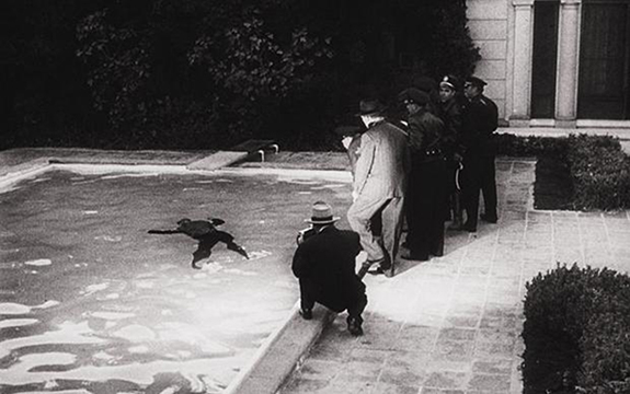 Sunset Boulevard Billy Wilder The voice over narrator explains his own death as we see him float in the luxurious Hollywood pool.